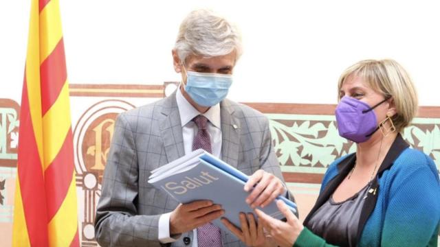 La 'exconsellera' de Salud de la Generalitat, Alba Vergés, junto a su sucesor en el cargo desde 2021, Josep Maria Argimon