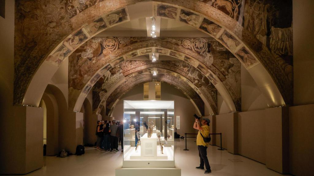 Varias personas observan las pinturas murales del Monasterio de Sijena expuestas en el Museu Nacional d’Art de Catalunya (MNAC)