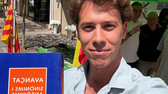 Alberto Tarradas, diputado de Vox en el Parlament, posa en el diccionario que han lanzado en Palafrugell