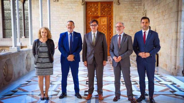 El presidente del CTESC, Ciriaco Hidalgo, y la secretaria ejecutiva, Carme García, junto al 'president' de la Generalitat, Salvador Illa, y el consejero de Empresa y Trabajo, Miquel Sàmper