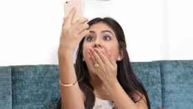 Una mujer usa la cámara de su teléfono móvil