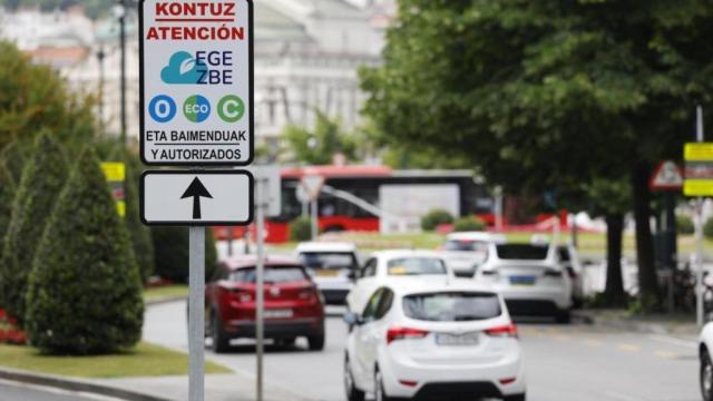 Vehículos en Bilbao con un cartel sobre la Zona de Bajas Emisiones