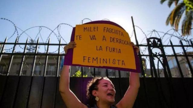 Concentración frente al consulado de Argentina en Santiago para protestar contra el discurso del presidente Javier Milei en el Economic Forum, a 7 de junio de 2025